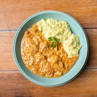 Gulaš sa kupus salatom i somunom