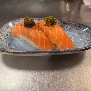 31.Nigiri  salmón especial yi