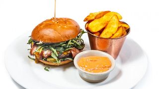 Burger de vita si cartofi wedges