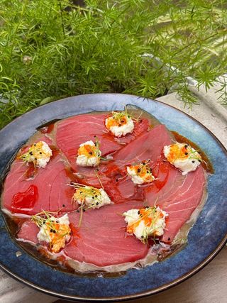 Carpaccio de ton roșu cu straccitella și sos de trufe