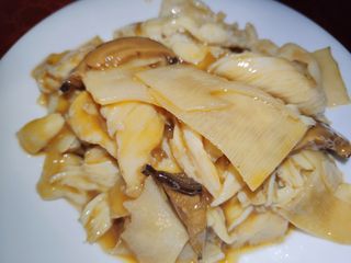 58 Pollo con bambù e funghi