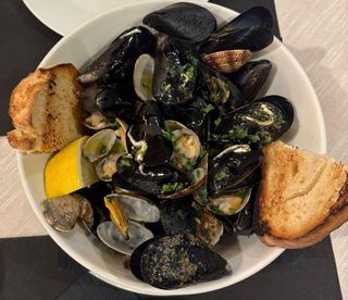 Soutè misto di cozze e vongole