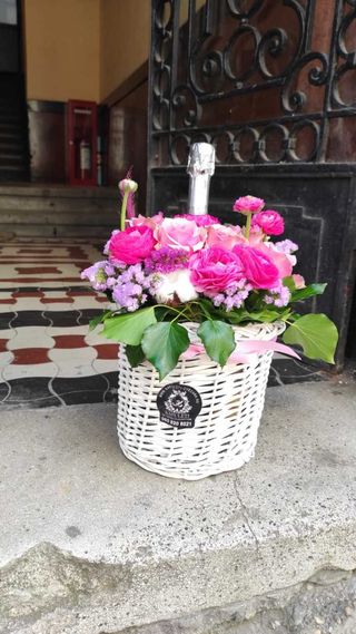 Pletena korpa sa ružama i pićem 