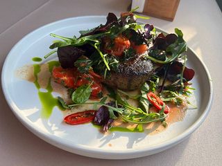 Стейк з вирізки  та  томатно-базиліковим соусом (330g)