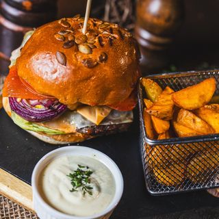 COMBO Burger The Hot Gipsy, cartofi prajiti si Coca Cola doza 330 ml