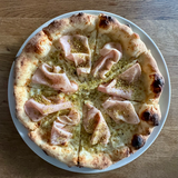 Піца з шинкою та фісташками