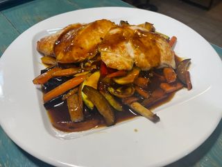 Пилешко филе с терияки сос и сотирани зеленчуци (400г)