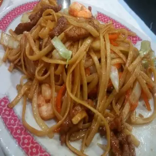 Tallarines fritos con tres delicias