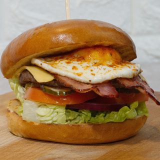 Burger z Bekonem, Jajkiem, Serem 