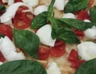Vaschetta con insalata di pomodorini, mozzarella e basilico fresca, basilico