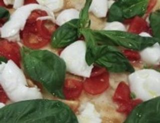 Vaschetta con insalata di pomodorini, mozzarella fresca, basilico