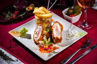 Cordon bleu cu cartofi prajiti si sosul casei