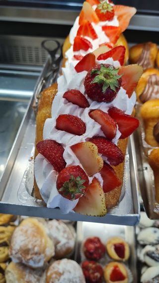 Baba maxi con panna e fragola