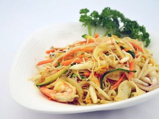 Spaghetti di riso saltati con verdure