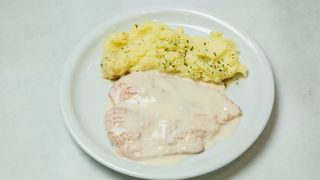 Pileći file u belom sosu 200g