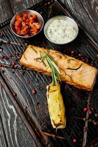 Стейк з лосося під соусом тар-тар