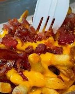 Cartofi Prăjiți cu Mozzarella  si Bacon 350 Gr .