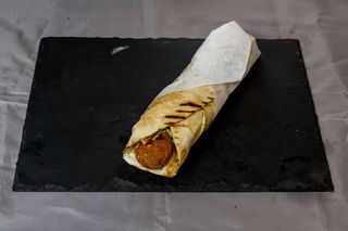 Голям фалафел сандвич