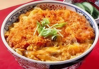 172. Pollo empanado frito y huevo revuelto sobre arroz Katsudon