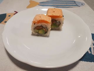 California De Salmón Con Salmón flambeado (8piezas)