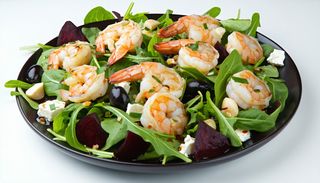 Salatka z krewetkami i pieczonym burakiem