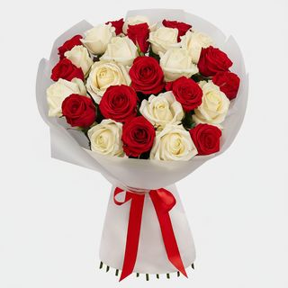 Букет"23 червоні та білі троянди"