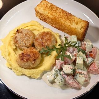 Биточки з індички з пюре