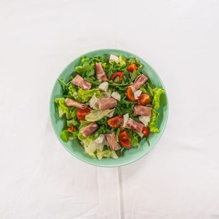 Салата с прошуто крудо и моцарела (300г)