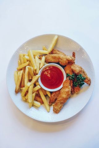 Panirani pileći štapići sa pomfritom i kečapom