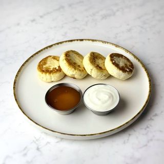 Сирники зі сметаною та медом