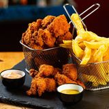 Nuggets de pollo y Dipeo de crema agria con mahonesa de barbacoa