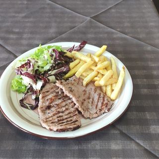 Salsicce alla piastra con insalata e patatine