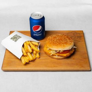 Chickenburger, pomfrit i sok