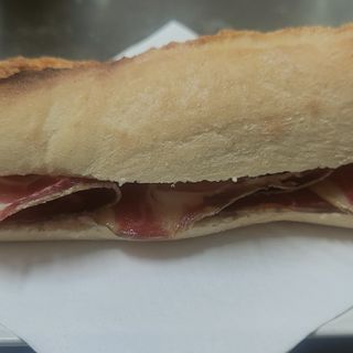 Bocadillo De Jamón Con Tomate