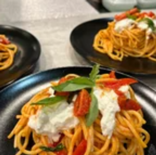 Spaghetto chitarra fresco, pomodoro datterini, burrata e basilico