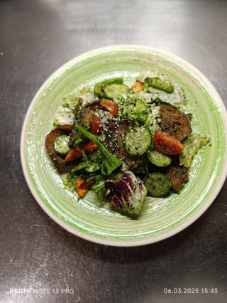 Мікс салат з овочами і соусом "Чемічурі"