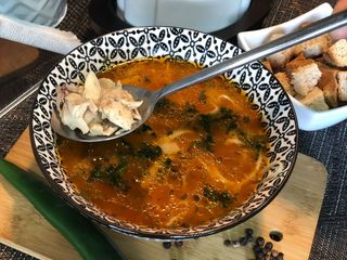 Ciorba de pui cu taietei de casa