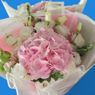 Buchet din hortensia  roz și liziantus alb