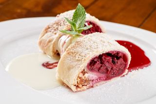 Штрудель з вишнями, родзинками та горіхами (250г)