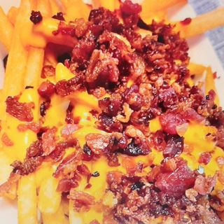 Patatas fritas con bacon  y queso fundido