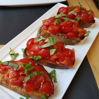 Bruscheta Pomodoro e Basílico