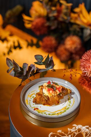 Croissant cu scramble, bacon și roșii