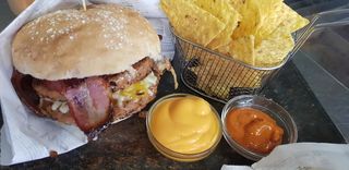 Hamburguesa La Ranchera + patatas fritas