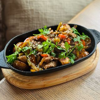 Пательня зі свининою по-азійськи