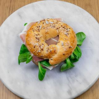 Bagel De Jamón Serrano Con Tomate Y Canónigos