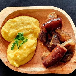 Carne la garniță cu mămăliguță și murături