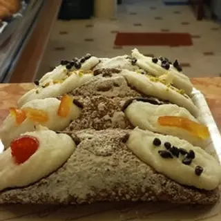 Cannolo siciliano grande a base di ricotta fresca