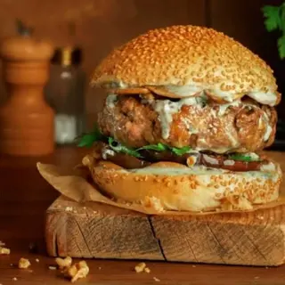 Hamburguesa De Vedella, Bolets Saltejats, Formatge Brie, Ceba 
