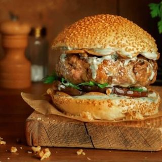 Hamburguesa De Vedella, Bolets Saltejats, Formatge Brie, Ceba 