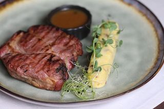 Стейк зі свинини з картоплею